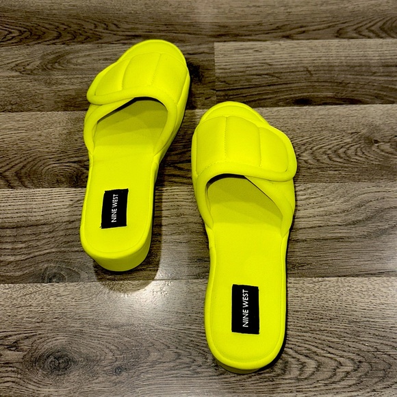 NWOT Lime Nine West Wedged Slip Ons - Picture 3 of 5